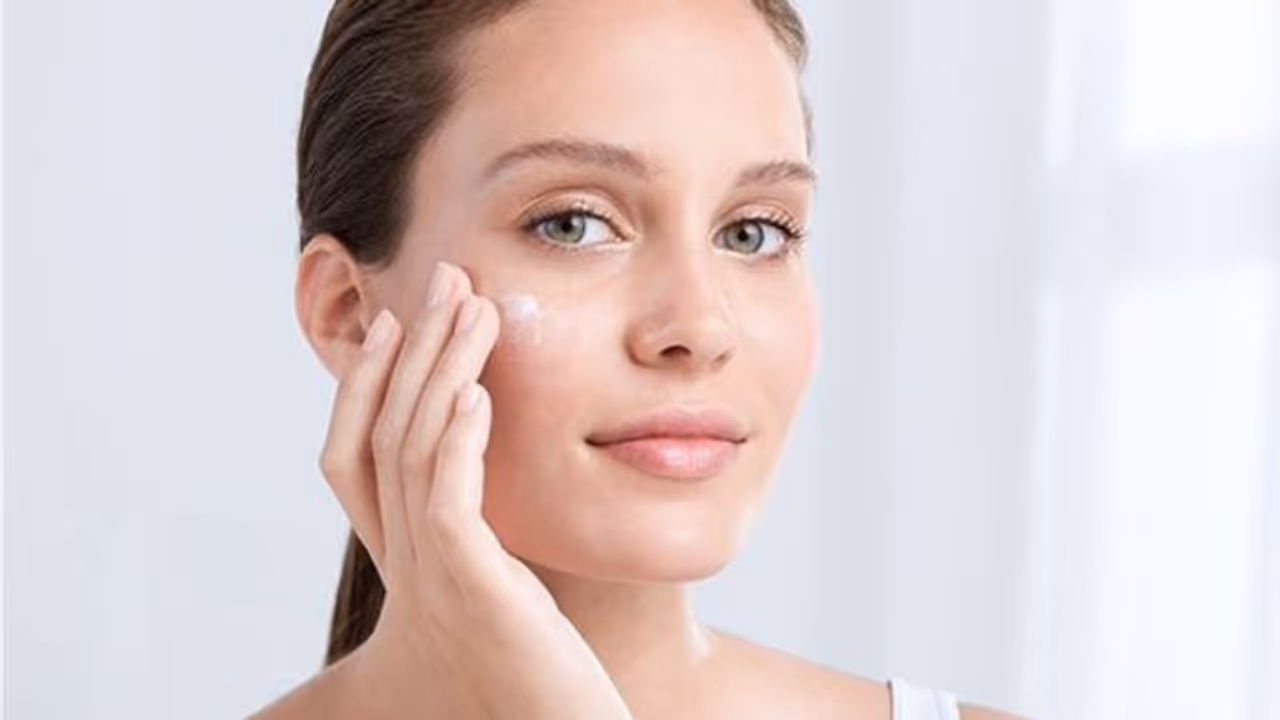 വെയിലേറ്റ് കരുവാളിച്ചത് മാറാന് സണ്സ്ക്രീന് മാത്രം പോര! വെയിലേറ്റ് കരുവാളിച്ചത് മാറാന് സണ്സ്ക്രീന് മാത്രം പോര!