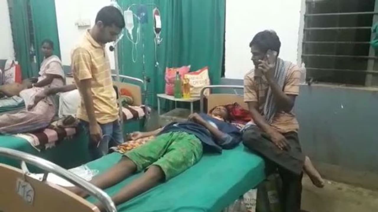 বন্ধুর মোবাইলে লোভ, সহপাঠীর গলায় ছুরি চালালো দশম শ্রেণির ছাত্র বন্ধুর মোবাইলে লোভ, সহপাঠীর গলায় ছুরি চালালো দশম শ্রেণির ছাত্র