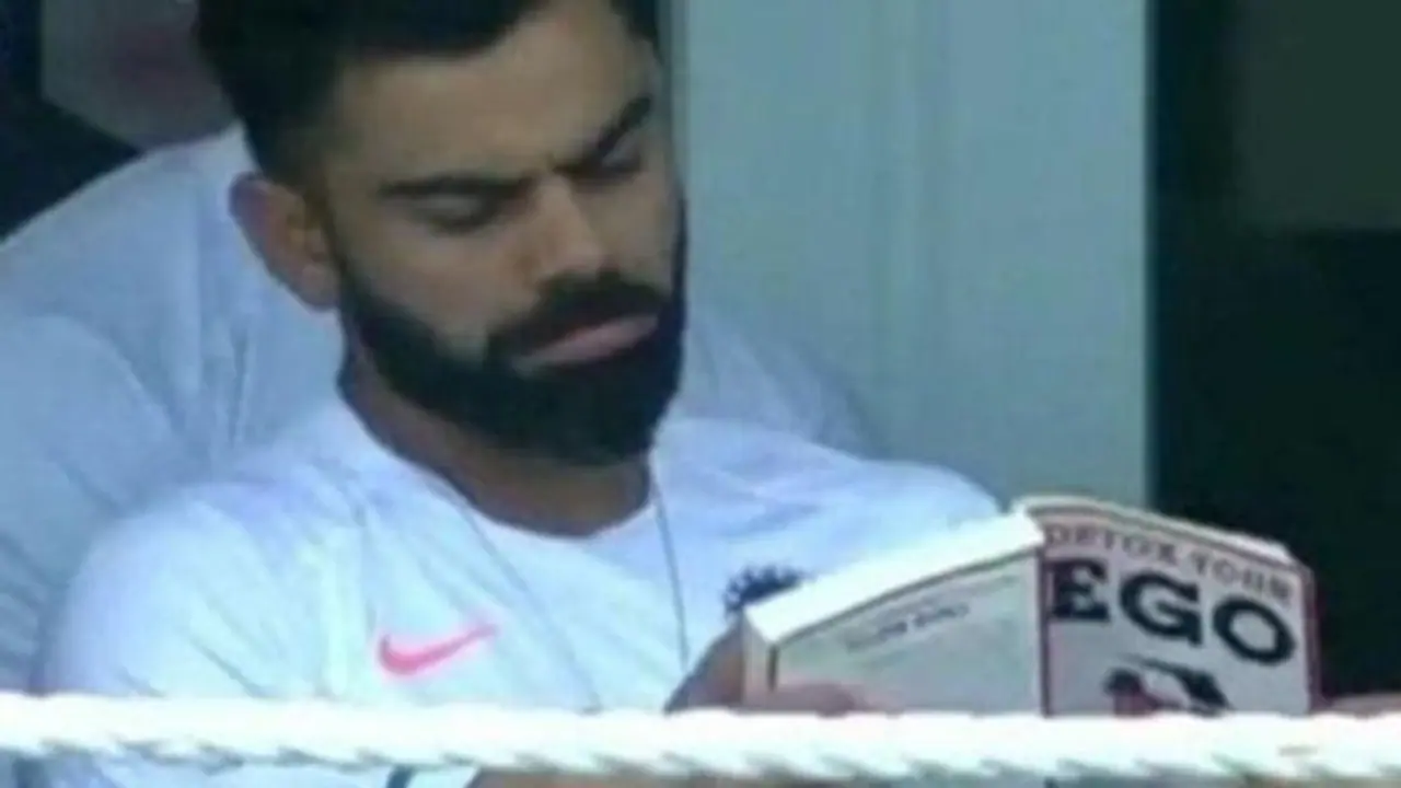 పూర్తిగా మారిపోతోన్న కోహ్లీ: అహం తగ్గించుకునేందుకు పుస్తకాలతో కుస్తీ