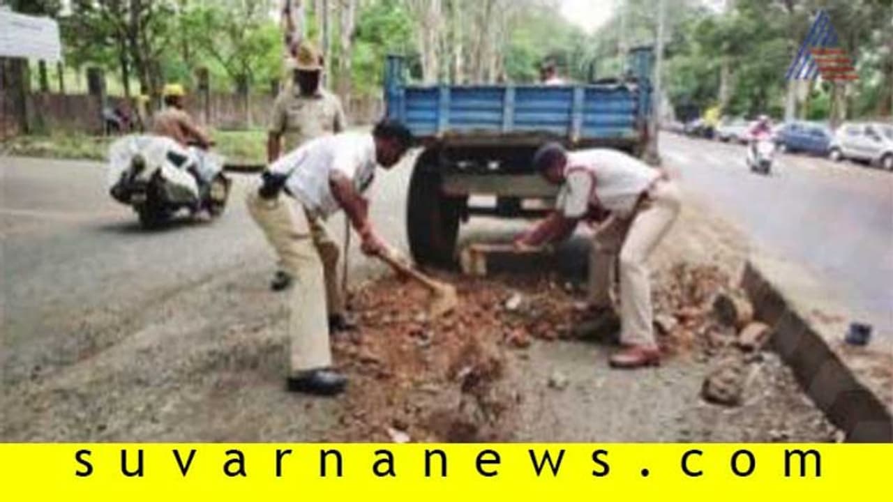 ಮಹಾಮಳೆಯಿಂದ ರಸ್ತೆಗಳಲ್ಲಿ ಹೊಂಡ: ಗುದ್ದಲಿ, ಸಲಾಕೆ ಹಿಡಿದಿದ್ದಾರೆ ಸಂಚಾರಿ ಪೊಲೀಸರು ಮಹಾಮಳೆಯಿಂದ ರಸ್ತೆಗಳಲ್ಲಿ ಹೊಂಡ: ಗುದ್ದಲಿ, ಸಲಾಕೆ ಹಿಡಿದಿದ್ದಾರೆ ಸಂಚಾರಿ ಪೊಲೀಸರು