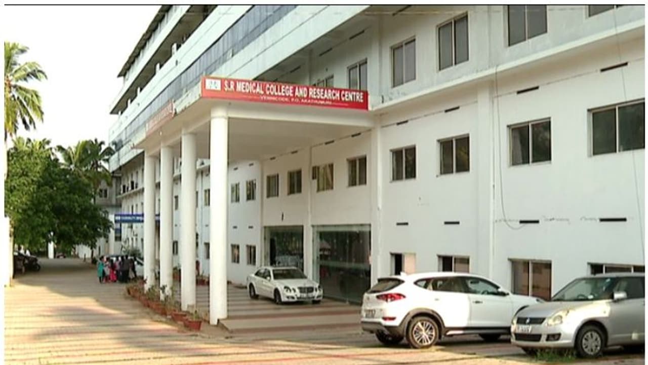 എസ്ആർ മെഡിക്കൽ കോളേജില് പരിശോധന: അപര്യാപ്തതകള് തെളിഞ്ഞെന്ന് സൂചന, റിപ്പോർട്ട് സർക്കാരിന് കൈമാറും എസ്ആർ മെഡിക്കൽ കോളേജില് പരിശോധന: അപര്യാപ്തതകള് തെളിഞ്ഞെന്ന് സൂചന, റിപ്പോർട്ട് സർക്കാരിന് കൈമാറും