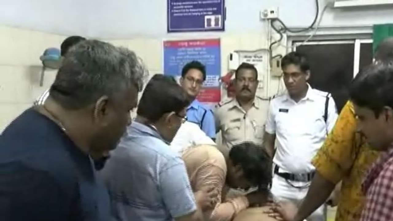 গোষ্ঠীদ্বন্দ্ব না পুরোনো শত্রুতা, বাড়ির সামনে খুন তৃণমূল কাউন্সিলর গোষ্ঠীদ্বন্দ্ব না পুরোনো শত্রুতা, বাড়ির সামনে খুন তৃণমূল কাউন্সিলর