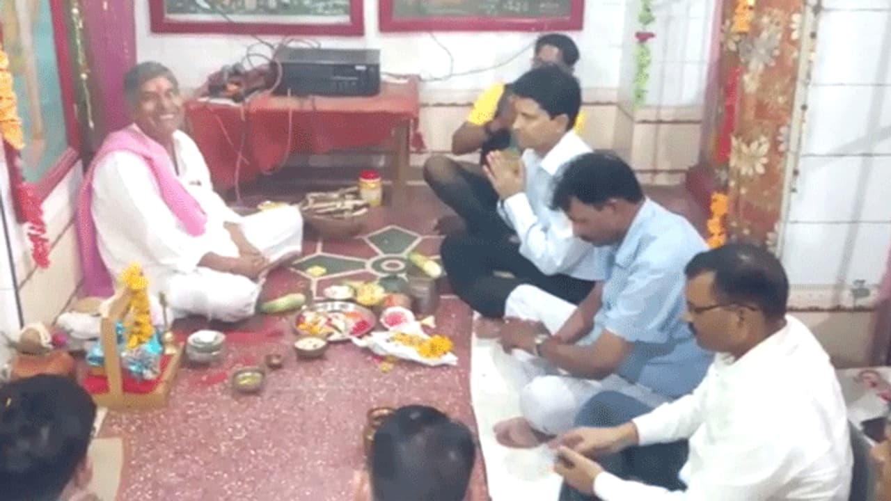 मुस्लिम IPS अफसर ने जन्माष्टमी पर उतारी कान्हा की आरती, हर शख्स कर रहा है उनकी तारीफ मुस्लिम IPS अफसर ने जन्माष्टमी पर उतारी कान्हा की आरती, हर शख्स कर रहा है उनकी तारीफ