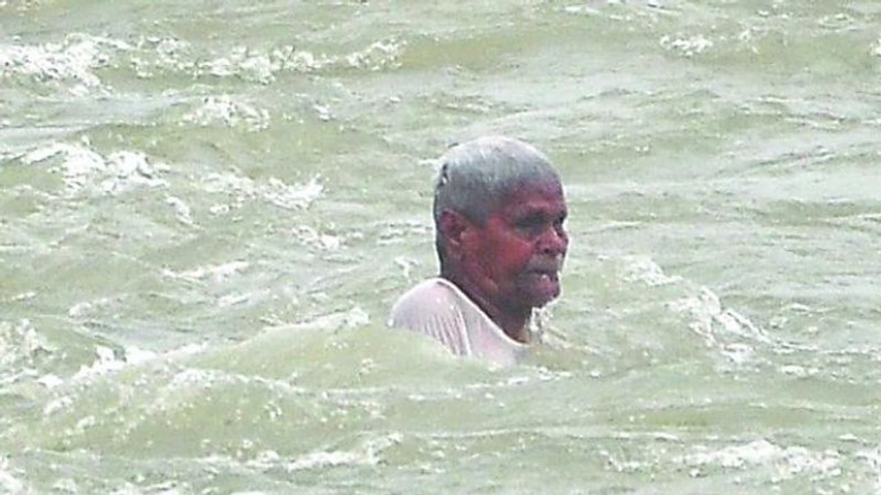 గేట్లు ఎత్తిన అధికారులు: మంత్రి అనిల్ ముందే కొట్టుకుపోయిన వృద్ధుడు