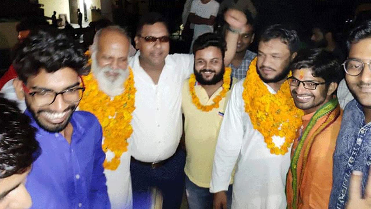 जेल से बाहर आते ही वायरल होने लगी इन आरोपियों की तस्वीरें, राजद्रोह के बाद भी ऐसा स्वागत जेल से बाहर आते ही वायरल होने लगी इन आरोपियों की तस्वीरें, राजद्रोह के बाद भी ऐसा स्वागत