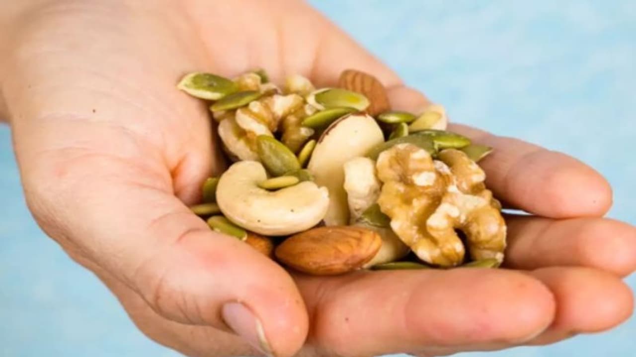 നട്സ് കഴിക്കുന്നത് പുരുഷന്മാരില് ലൈംഗികശേഷി വര്ധിപ്പിക്കുമെന്ന് പഠനം നട്സ് കഴിക്കുന്നത് പുരുഷന്മാരില് ലൈംഗികശേഷി വര്ധിപ്പിക്കുമെന്ന് പഠനം