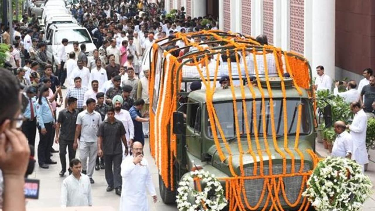 ముగిసిన జైట్లీ అంత్యక్రియలు, భారీగా తరలివచ్చిన నేతలు, కార్యకర్తలు ముగిసిన జైట్లీ అంత్యక్రియలు, భారీగా తరలివచ్చిన నేతలు, కార్యకర్తలు