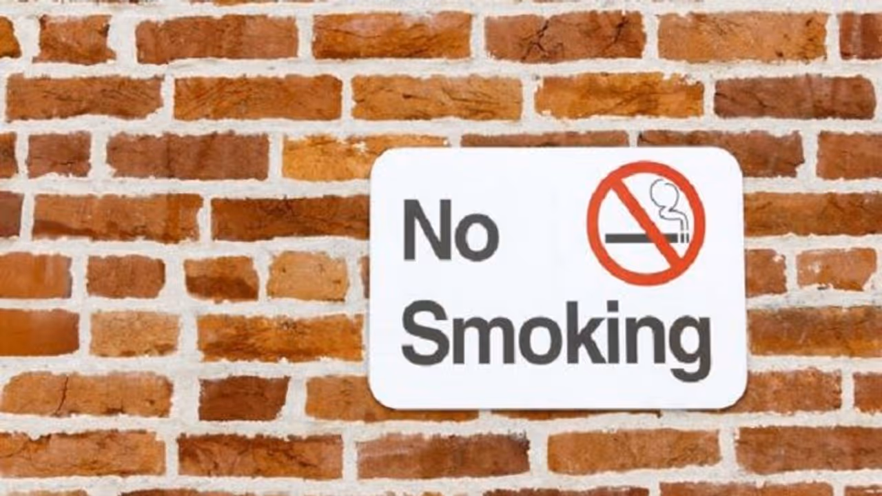 अब घर में भी सिगरेट पीने पर होगी 6 साल की जेल, इस देश ने लागू किया कानून अब घर में भी सिगरेट पीने पर होगी 6 साल की जेल, इस देश ने लागू किया कानून