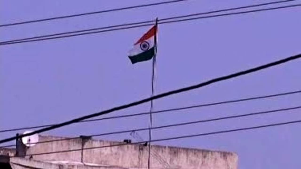 নামানো হল জম্মু কাশ্মীরের পতাকা, উড়ছে শুধুই তেরঙ্গা! এবারও কি ভুয়ো খবর