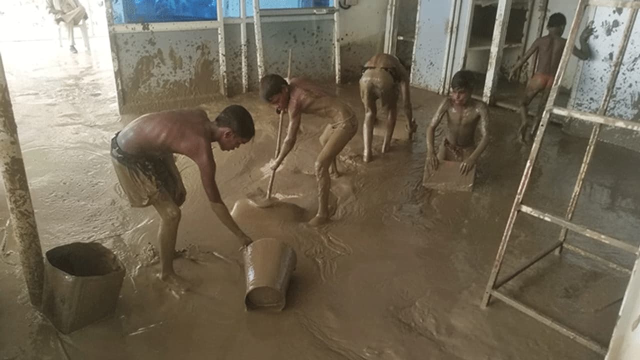 बच्चों की कीचड़ वाली फोटो हो रही वायरल, मासूम बोले साबजी ने कहा था... बच्चों की कीचड़ वाली फोटो हो रही वायरल, मासूम बोले साबजी ने कहा था...