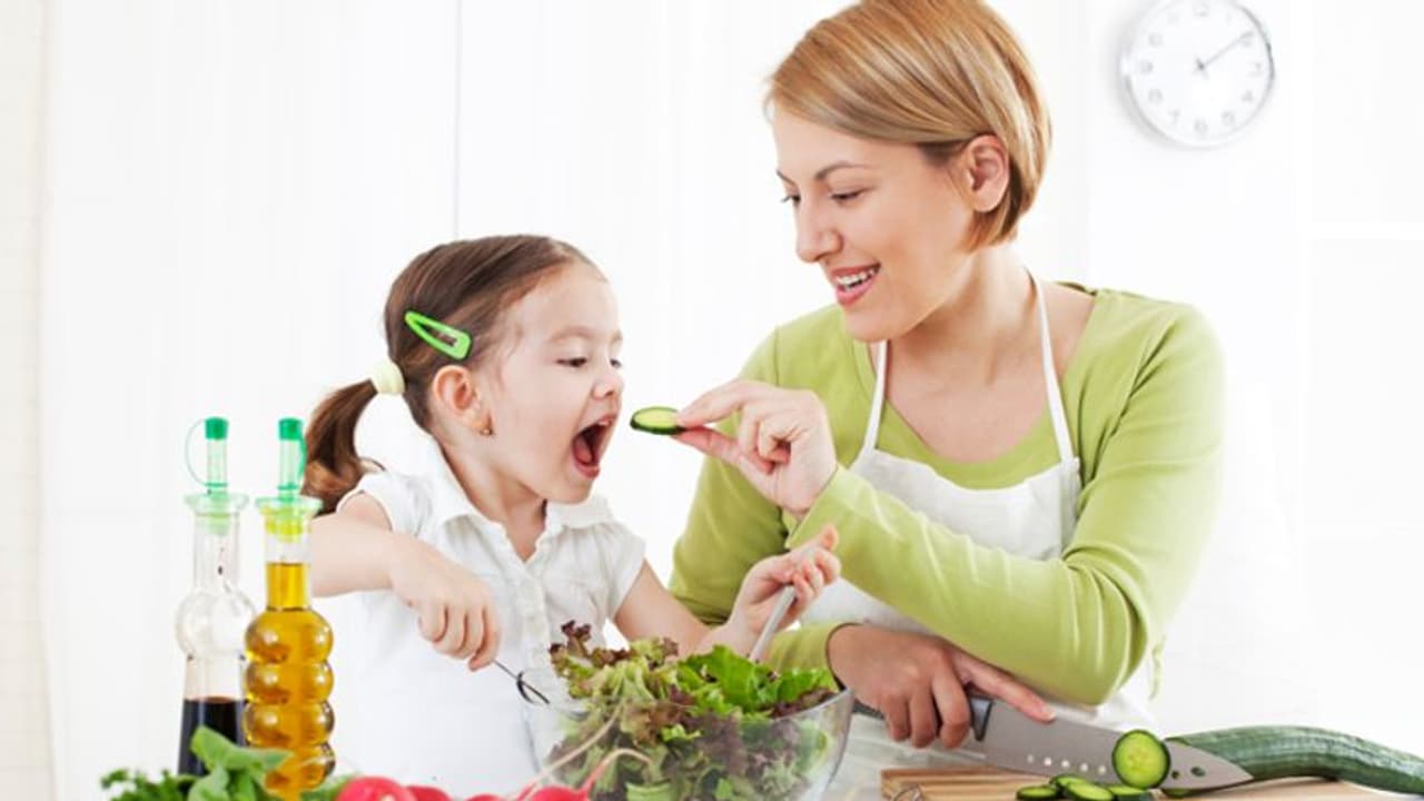 അമ്മമാരുടെ ശ്രദ്ധയ്ക്ക്; കുട്ടികള്ക്ക് ഭക്ഷണം കൊടുക്കുമ്പോള് ഈ 8 കാര്യങ്ങൾ ശ്രദ്ധിക്കാറുണ്ടോ...? അമ്മമാരുടെ ശ്രദ്ധയ്ക്ക്; കുട്ടികള്ക്ക് ഭക്ഷണം കൊടുക്കുമ്പോള് ഈ 8 കാര്യങ്ങൾ ശ്രദ്ധിക്കാറുണ്ടോ...?