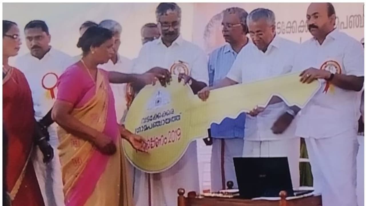 പ്രളയ ദുരിതബാധിതര്ക്കായുള്ള വീടുകളുടെ താക്കോല് ദാനം മുഖ്യമന്ത്രി നിര്വ്വഹിച്ചു പ്രളയ ദുരിതബാധിതര്ക്കായുള്ള വീടുകളുടെ താക്കോല് ദാനം മുഖ്യമന്ത്രി നിര്വ്വഹിച്ചു