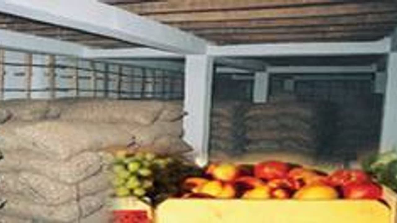 நிச்சயதார்த்தம் ஆன பெண்ணுக்கு பழ வியாபாரி சில்மிஷம் ... செல்போனோடு காத்திருந்த இளம்பெண்!! பழ குடோனில் வைத்து ஒரே நாளில் வெறி தீர்த்த பயங்கரம்... நிச்சயதார்த்தம் ஆன பெண்ணுக்கு பழ வியாபாரி சில்மிஷம் ... செல்போனோடு காத்திருந்த இளம்பெண்!! பழ குடோனில் வைத்து ஒரே நாளில் வெறி தீர்த்த பயங்கரம்...