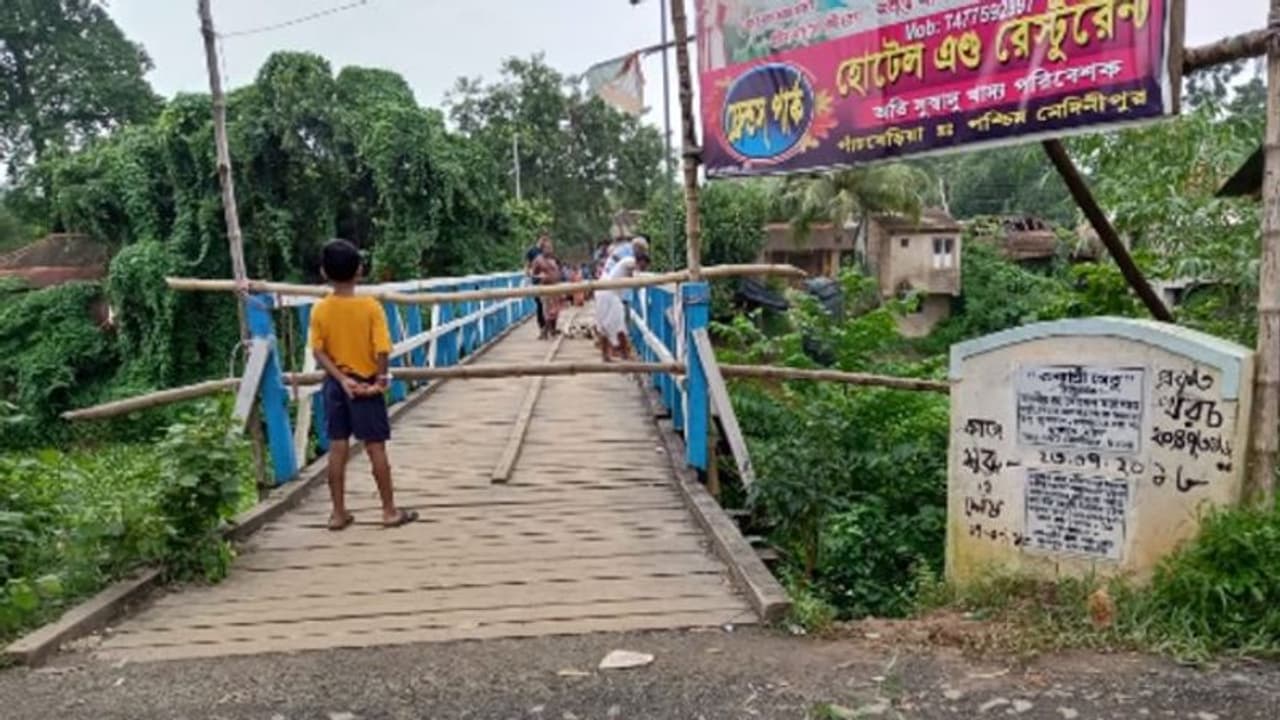 উদ্বোধনের এক বছরেই বসে গেল কন্য়াশ্রী সেতু,কাটমানির ফল বলছে বিরোধীরা উদ্বোধনের এক বছরেই বসে গেল কন্য়াশ্রী সেতু,কাটমানির ফল বলছে বিরোধীরা