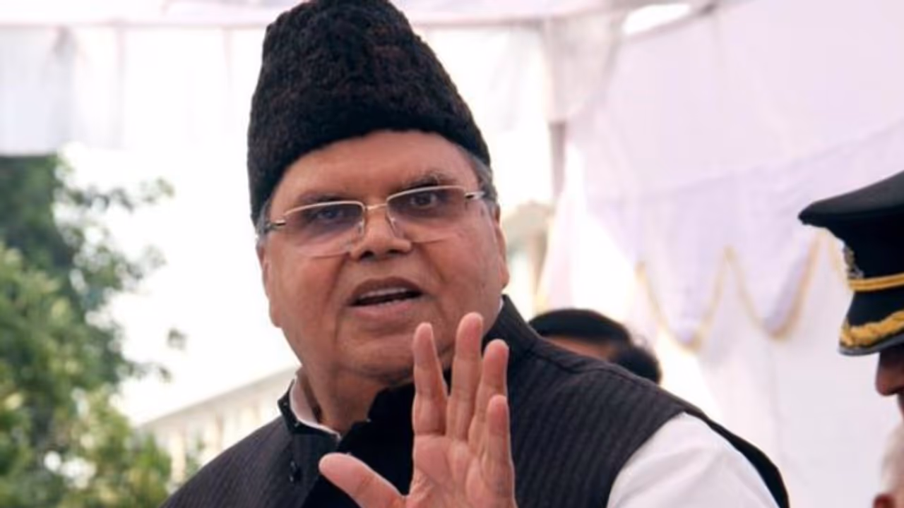 இது அம்பானி பைல்… கையெழுத்து போடுங்க… 150 கோடி ரூபாய் தரேன்னு சொன்னாங்க… ஆளுநர் ஷாக் தகவல்