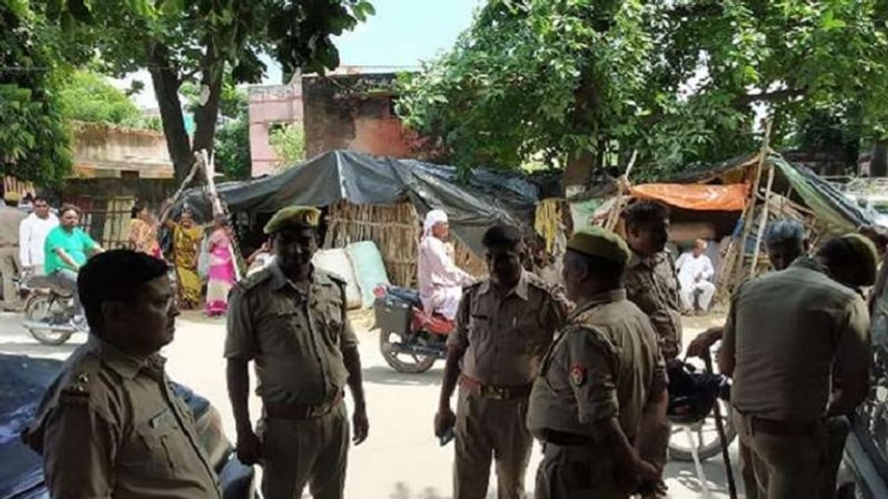 जन्माष्टमी के दौरान डीजे बजाने को लेकर हत्या, इलाके में सांप्रदायिक तनाव जन्माष्टमी के दौरान डीजे बजाने को लेकर हत्या, इलाके में सांप्रदायिक तनाव