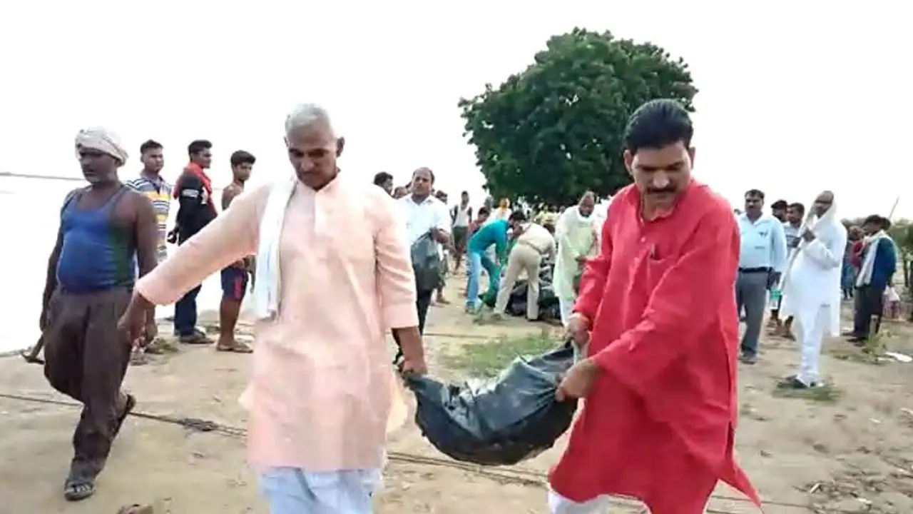 बाढ़ग्रस्त गंगा की कटान रोकने के लिए बोरिया ढोने लगे माननीय विधायक