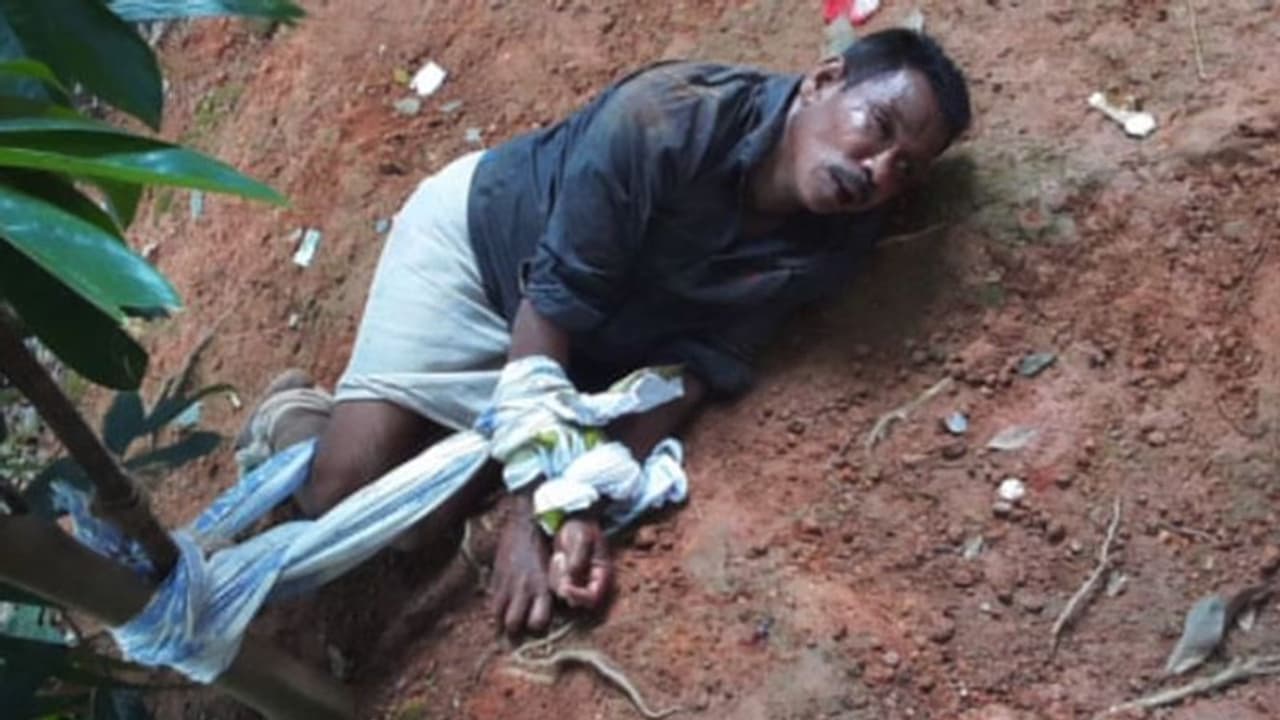 അച്ഛനെ കെട്ടിയിട്ടു മർദ്ദിച്ചു; മകനടക്കം മൂന്ന് പേർക്കെതിരെ കേസ് അച്ഛനെ കെട്ടിയിട്ടു മർദ്ദിച്ചു; മകനടക്കം മൂന്ന് പേർക്കെതിരെ കേസ്