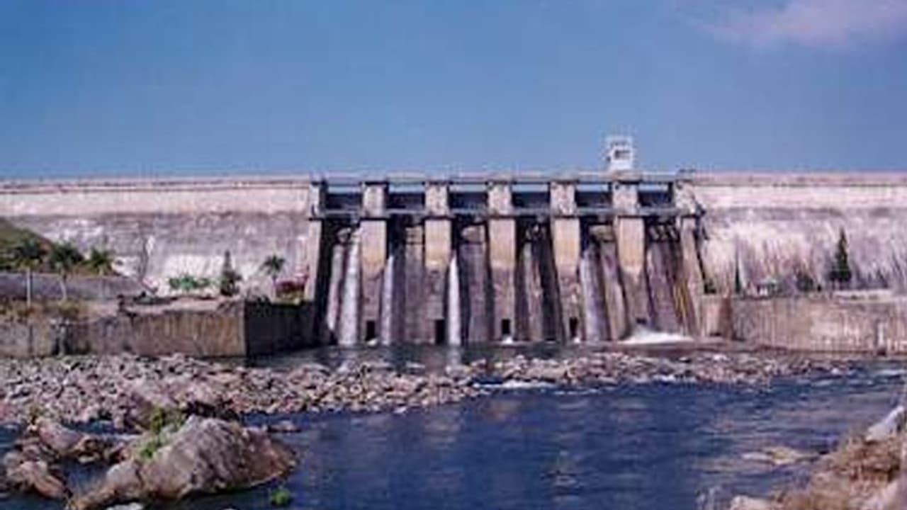 ಬಲವಂತವಾಗಿ ಗೇಟ್ ತೆರೆದು ನೀರು ಹರಿಸಿದ ಮಾಜಿ ಶಾಸಕ ಕೃಷ್ಣಪ್ಪ! ಬಲವಂತವಾಗಿ ಗೇಟ್ ತೆರೆದು ನೀರು ಹರಿಸಿದ ಮಾಜಿ ಶಾಸಕ ಕೃಷ್ಣಪ್ಪ!