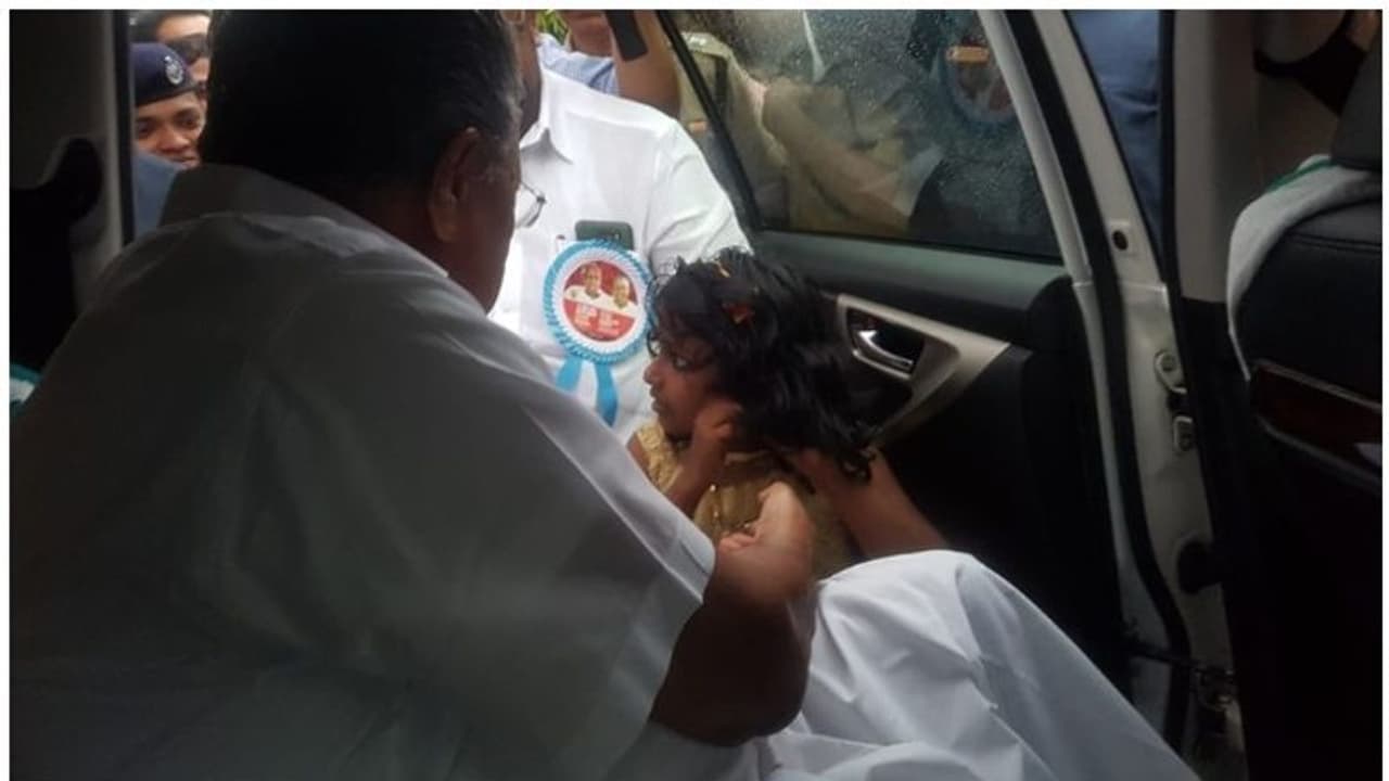 മുഖ്യമന്ത്രിക്ക് കമ്മൽ ഊരി നൽകി; മാതൃകയായി കൊച്ചു പെണ്കുട്ടി മുഖ്യമന്ത്രിക്ക് കമ്മൽ ഊരി നൽകി; മാതൃകയായി കൊച്ചു പെണ്കുട്ടി