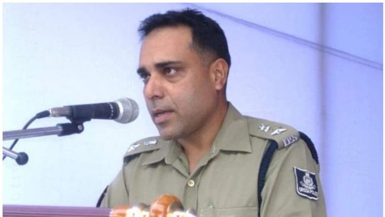 മാവോയിസ്റ്റ് കോട്ടയില്‍ ത്രിവര്‍ണ പതാകയുയര്‍ത്തി പൊലീസ് ഓഫിസര്‍; ഒഡിഷ സിംഗമെന്ന് മാധ്യമങ്ങള്‍