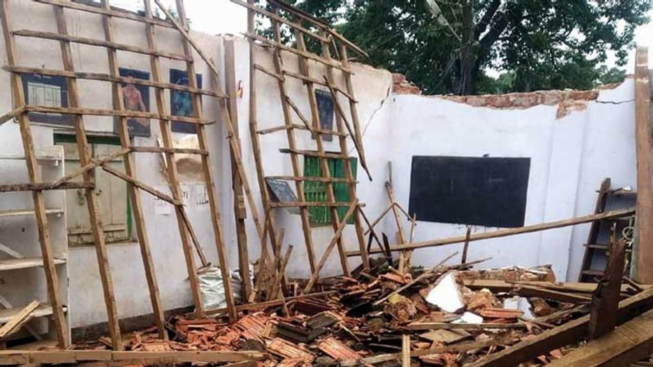 ಭಾರಿ ಮಳೆಯಿಂದ ಶಿಥಿಲಗೊಂಡಿದ್ದ ಶಾಲಾ ಕೊಠಡಿ ಕುಸಿತ ಭಾರಿ ಮಳೆಯಿಂದ ಶಿಥಿಲಗೊಂಡಿದ್ದ ಶಾಲಾ ಕೊಠಡಿ ಕುಸಿತ
