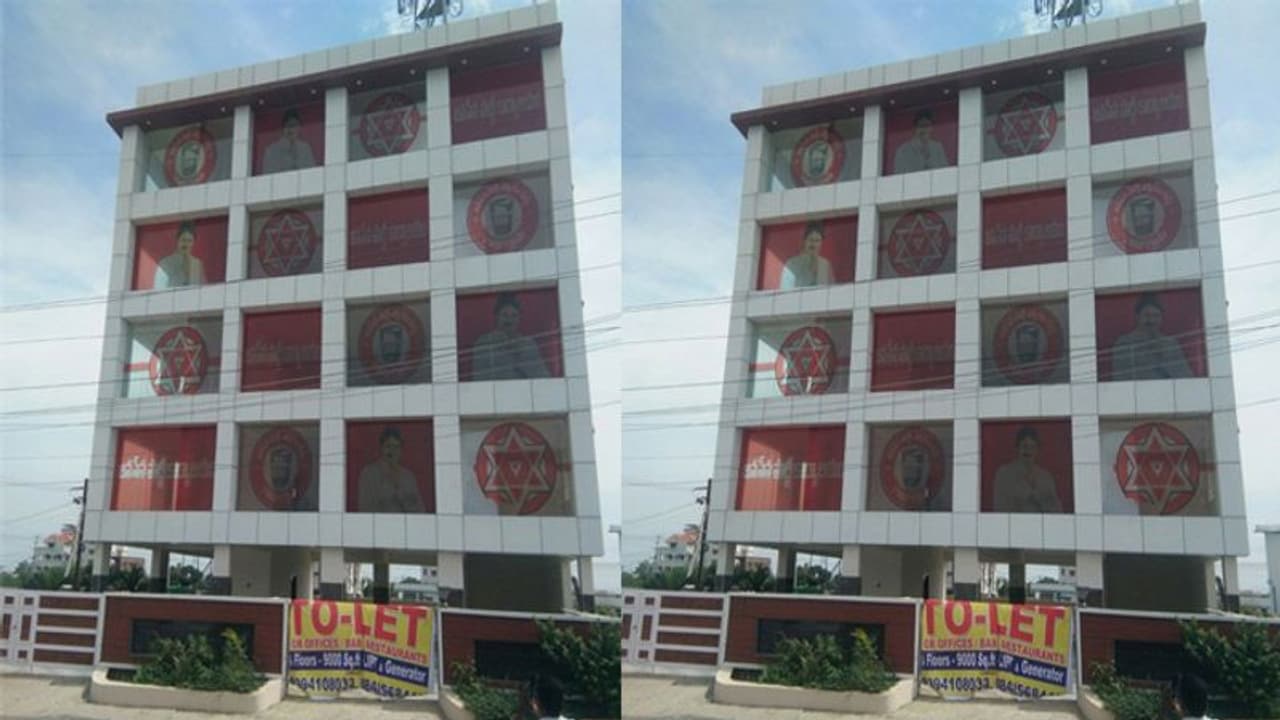 రావెల జంపింగ్ ఎఫెక్ట్: జనసేన పార్టీ ఆఫీస్ కి టూలెట్ బోర్డు రావెల జంపింగ్ ఎఫెక్ట్: జనసేన పార్టీ ఆఫీస్ కి టూలెట్ బోర్డు