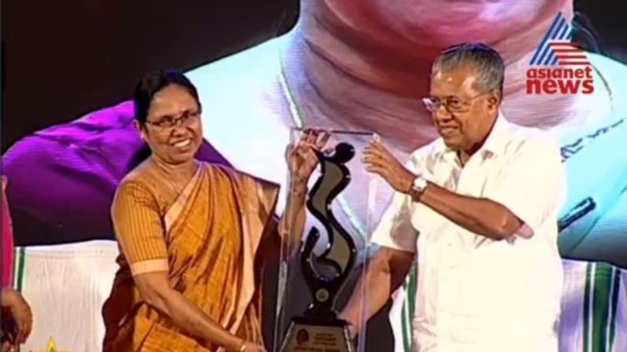 ഏഷ്യാനെറ്റ് ന്യൂസ് സ്ത്രീ ശക്തി പുരസ്കാരം കെകെ ശൈലജ ടീച്ചര്ക്ക് സമ്മാനിച്ചു ഏഷ്യാനെറ്റ് ന്യൂസ് സ്ത്രീ ശക്തി പുരസ്കാരം കെകെ ശൈലജ ടീച്ചര്ക്ക് സമ്മാനിച്ചു