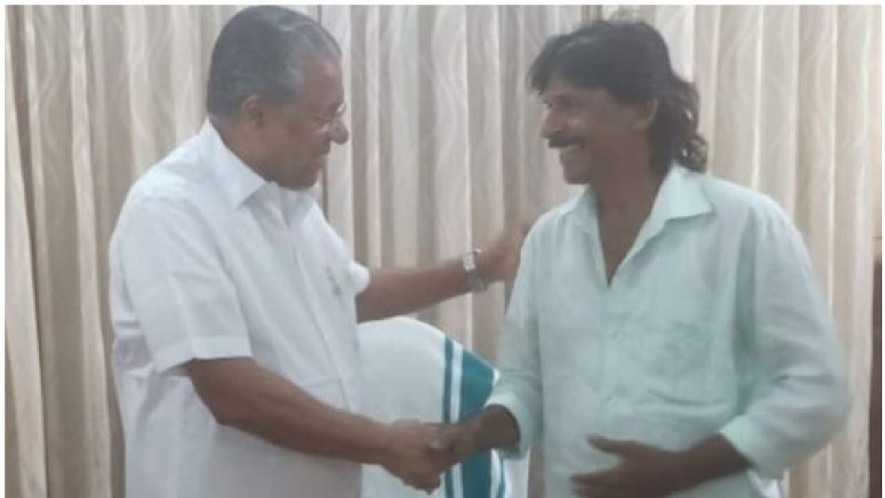 'നൗഷാദ് നല്കുന്ന ഊര്ജം ചെറുതല്ല'; ചേര്ത്ത് നിര്ത്തി പിണറായി വിജയന് 'നൗഷാദ് നല്കുന്ന ഊര്ജം ചെറുതല്ല'; ചേര്ത്ത് നിര്ത്തി പിണറായി വിജയന്