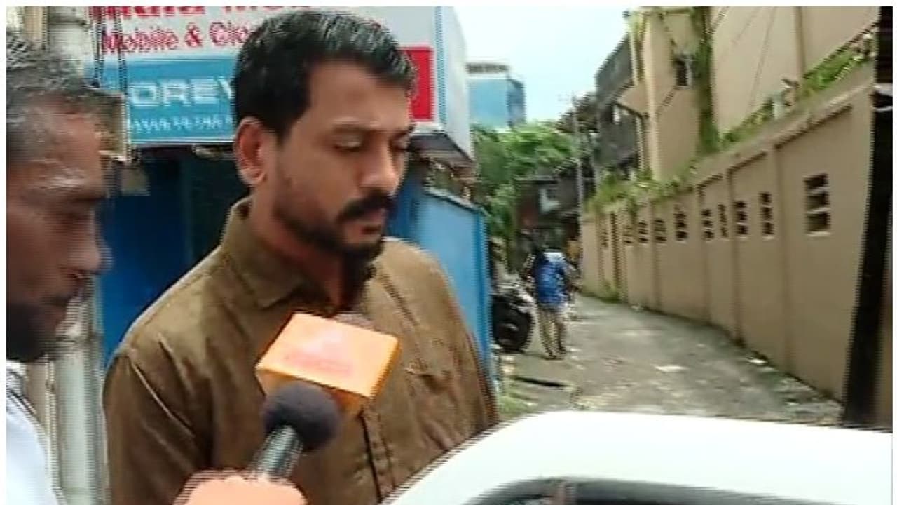 വിട്ടയച്ചെങ്കിലും രാത്രിയോടെ കസ്റ്റഡിയിലെടുത്തു; അബ്ദുള് ഖാദര് റഹീമിനെ വീണ്ടും ചോദ്യംചെയ്യുന്നു വിട്ടയച്ചെങ്കിലും രാത്രിയോടെ കസ്റ്റഡിയിലെടുത്തു; അബ്ദുള് ഖാദര് റഹീമിനെ വീണ്ടും ചോദ്യംചെയ്യുന്നു