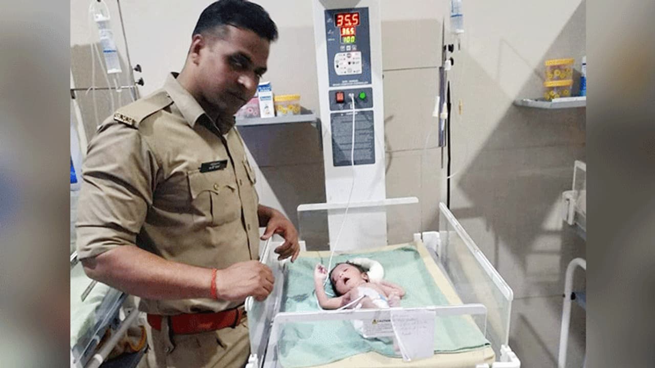यूपी पुलिस के इस जवान की हर कोई कर रहा तारीफ, एक नेक काम से सोशल मीडिया पर बना 'हीरो' यूपी पुलिस के इस जवान की हर कोई कर रहा तारीफ, एक नेक काम से सोशल मीडिया पर बना 'हीरो'