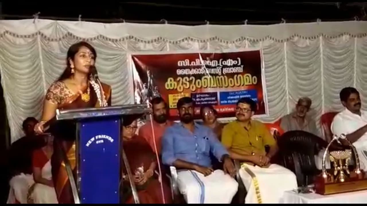 'ചുവപ്പ് കൊടി ആവേശം, സഖാക്കന്മാര്ക്ക് ലാല്സലാം'; സിപിഎം വേദിയില് നവ്യ നായര് 'ചുവപ്പ് കൊടി ആവേശം, സഖാക്കന്മാര്ക്ക് ലാല്സലാം'; സിപിഎം വേദിയില് നവ്യ നായര്