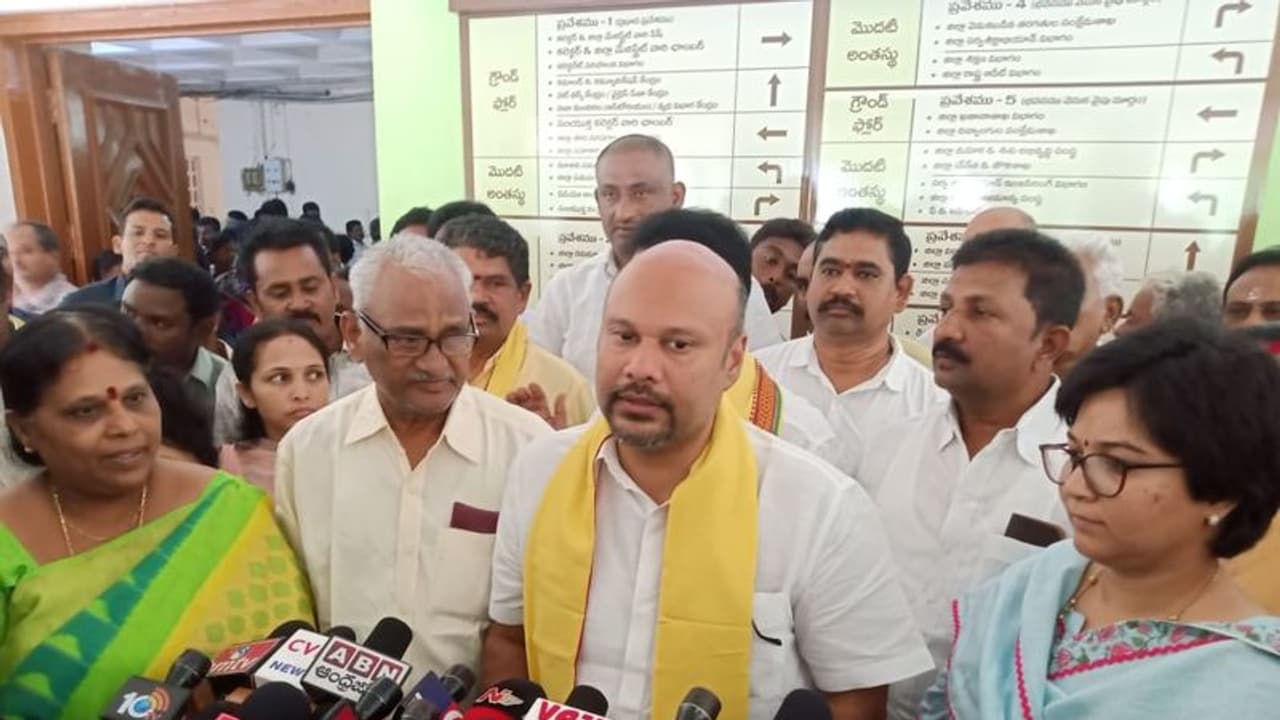 ఐదుగురు ఉపముఖ్యమంత్రులు మాదిరిగా 5రాజధానులు చేస్తారేమో..?: జగన్ పై మాజీ మంత్రి సుజయ్ సెటైర్లు