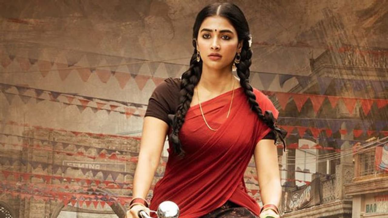 అదరకొట్టే అందం: సైకిల్ తొక్కుతూ పూజ హెగ్డే