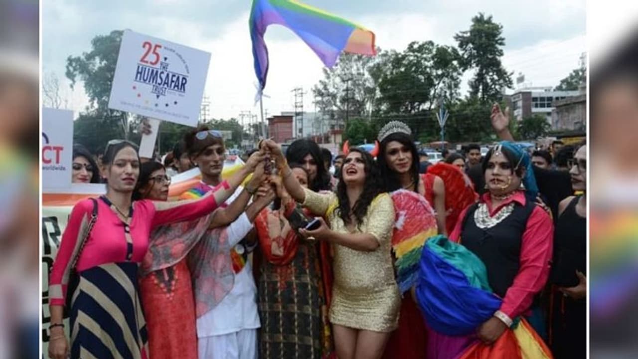 KSP Recruitment 2022: ಪೊಲೀಸ್ ನೇಮಕಾತಿಯಲ್ಲಿ ತೃತೀಯ ಲಿಂಗಿಗಳಿಗೂ ಅವಕಾಶ ಕೊಟ್ಟ ಕರ್ನಾಟಕ, ಇಂದೇ ಅರ್ಜಿ ಸಲ್ಲಿಸಿ KSP Recruitment 2022: ಪೊಲೀಸ್ ನೇಮಕಾತಿಯಲ್ಲಿ ತೃತೀಯ ಲಿಂಗಿಗಳಿಗೂ ಅವಕಾಶ ಕೊಟ್ಟ ಕರ್ನಾಟಕ, ಇಂದೇ ಅರ್ಜಿ ಸಲ್ಲಿಸಿ