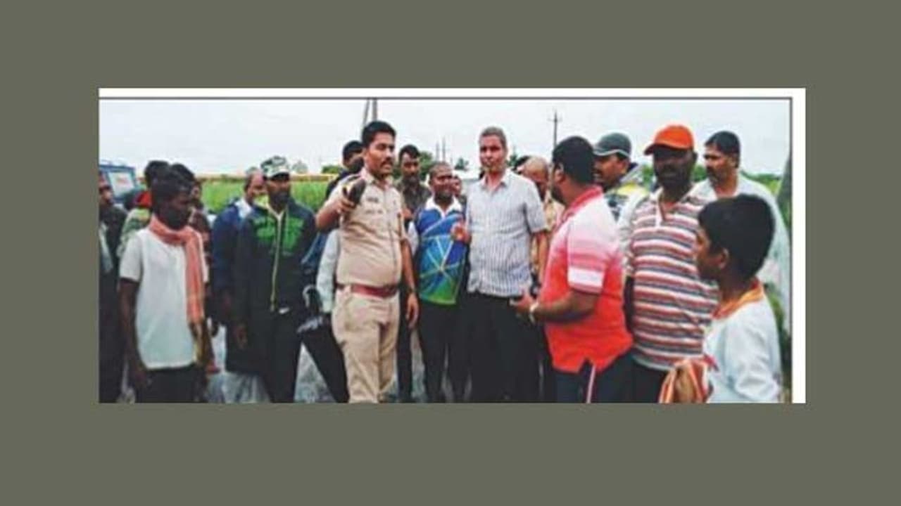 2 ಗಂಟೆಯಲ್ಲಿ 2 ಸಾವಿರ ಜನರ ರಕ್ಷಣೆ : ದೇವರ ರೂಪದಲ್ಲಿ ಬಂದ ಅಧಿಕಾರಿ 2 ಗಂಟೆಯಲ್ಲಿ 2 ಸಾವಿರ ಜನರ ರಕ್ಷಣೆ : ದೇವರ ರೂಪದಲ್ಲಿ ಬಂದ ಅಧಿಕಾರಿ