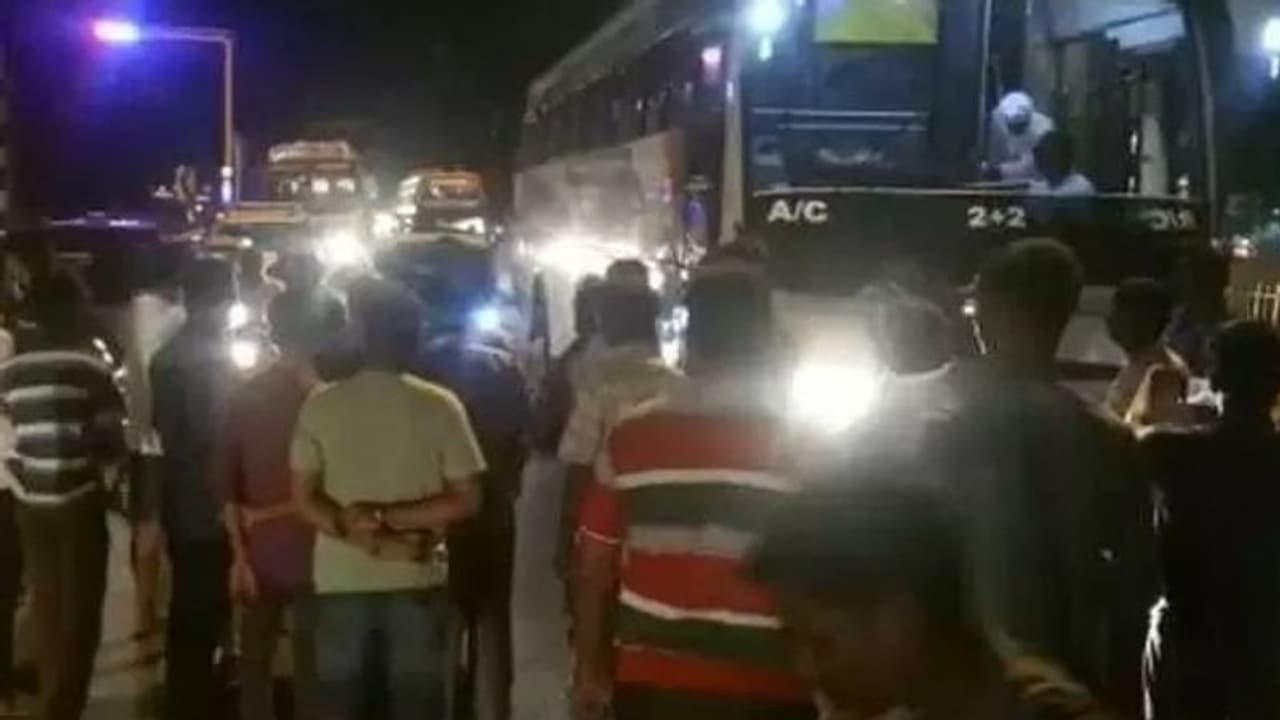 தடுப்புச்சுவரில் பயங்கரமாக மோதி கவிழ்ந்த தனியார் பேருந்து.. அதிர்ஷ்டவசமாக உயிர் தப்பிய பயணிகள்..! தடுப்புச்சுவரில் பயங்கரமாக மோதி கவிழ்ந்த தனியார் பேருந்து.. அதிர்ஷ்டவசமாக உயிர் தப்பிய பயணிகள்..!