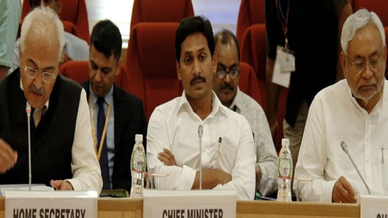 శెభాష్.. మావోలతో పోరుపై తెలుగు రాష్ట్రాలకు అమిత్ షా ప్రశంస శెభాష్.. మావోలతో పోరుపై తెలుగు రాష్ట్రాలకు అమిత్ షా ప్రశంస