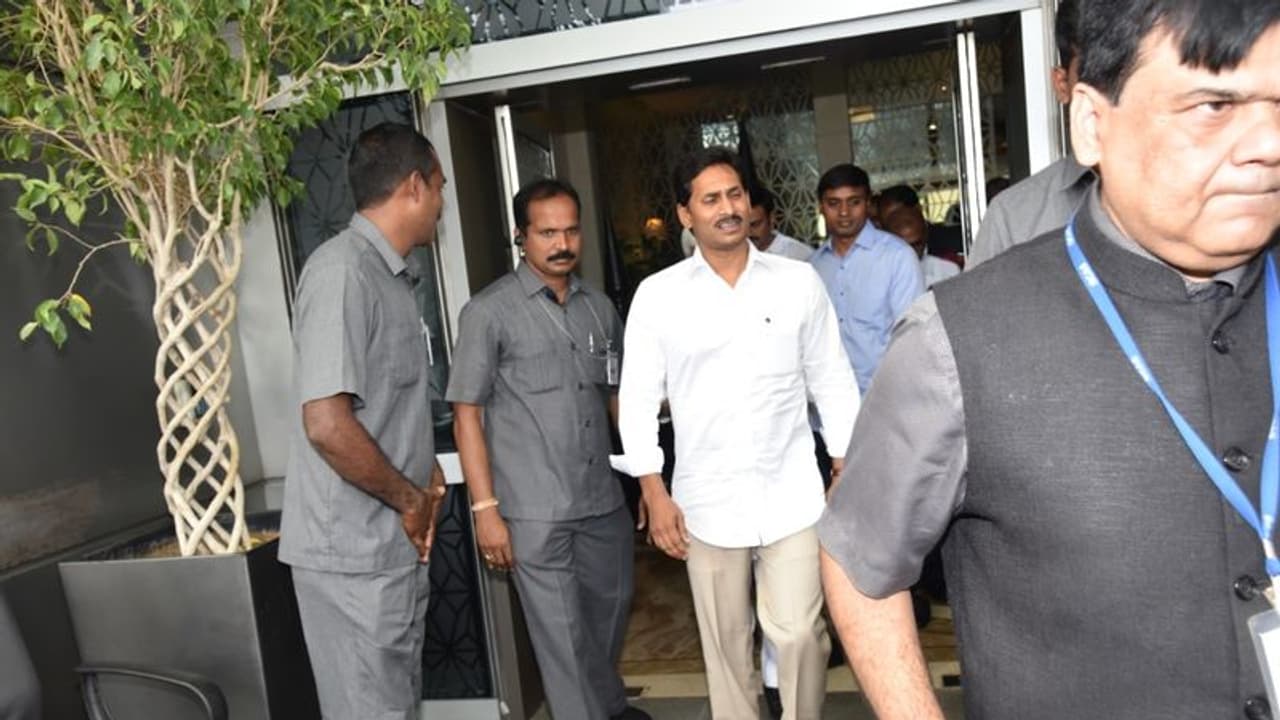 షెకావత్తో జగన్ భేటీ:పోలవరంపై కేంద్ర మంత్రి ఆసక్తికర వ్యాఖ్యలు షెకావత్తో జగన్ భేటీ:పోలవరంపై కేంద్ర మంత్రి ఆసక్తికర వ్యాఖ్యలు