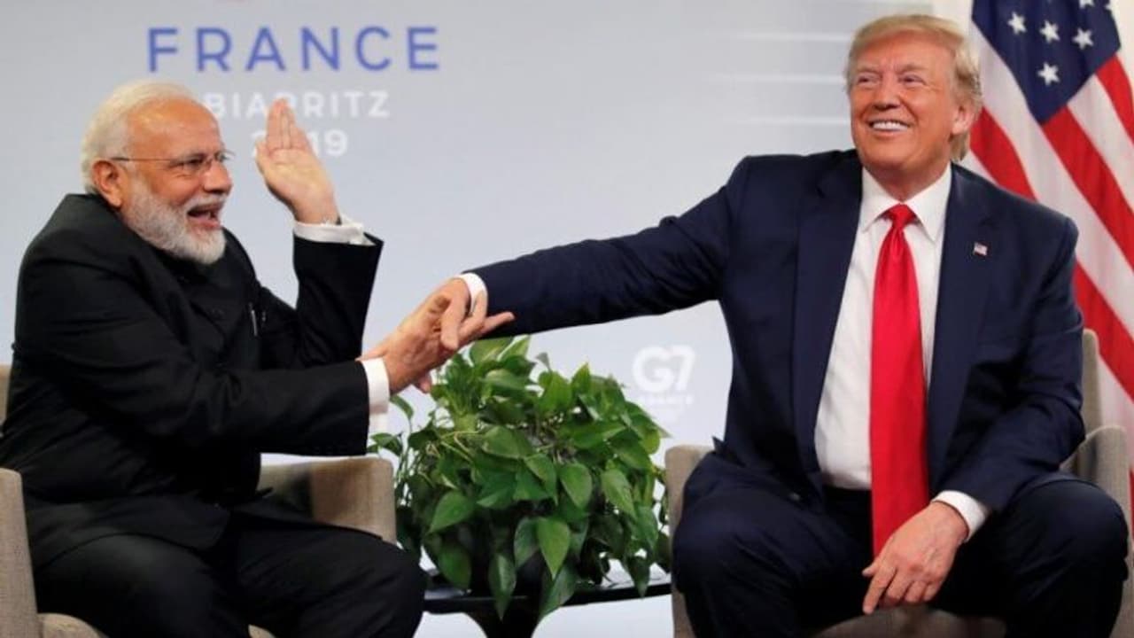 ട്രംപ് വരുമ്പോള്‍ ചേരി കാണരുത്; കൂറ്റന്‍ മതില്‍ നിര്‍മാണം പൂര്‍ത്തിയാകുന്നു, പുതുമോടിയില്‍ നഗരം