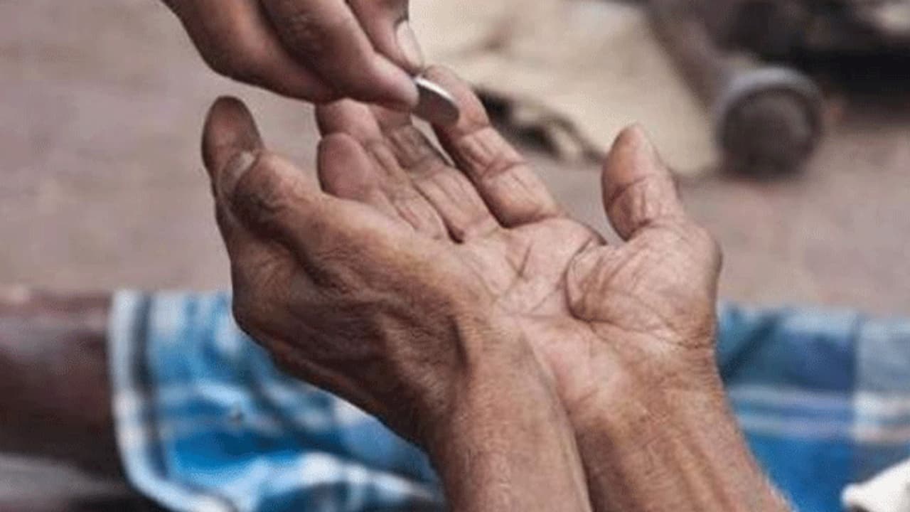 ఆ బిచ్చగాడు ఐదు కోట్లకు అధిపతి.. కానీ రోడ్లమీద బిచ్చం ఎత్తుకుంటూ.. ఫుట్ పాత్ పై జీవిస్తూ.. ఆ బిచ్చగాడు ఐదు కోట్లకు అధిపతి.. కానీ రోడ్లమీద బిచ్చం ఎత్తుకుంటూ.. ఫుట్ పాత్ పై జీవిస్తూ..