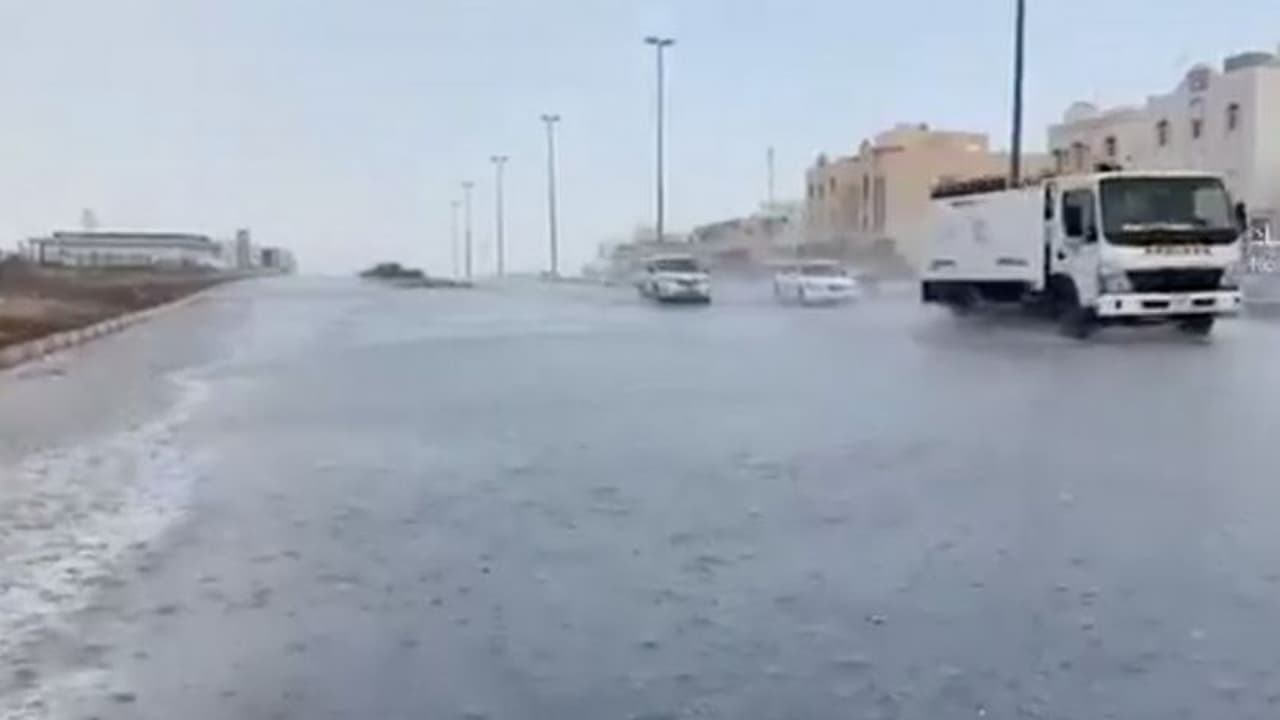 യുഎഇയില് കനത്തമഴ; അധികൃതര് ജാഗ്രതാ നിര്ദേശം നല്കി യുഎഇയില് കനത്തമഴ; അധികൃതര് ജാഗ്രതാ നിര്ദേശം നല്കി