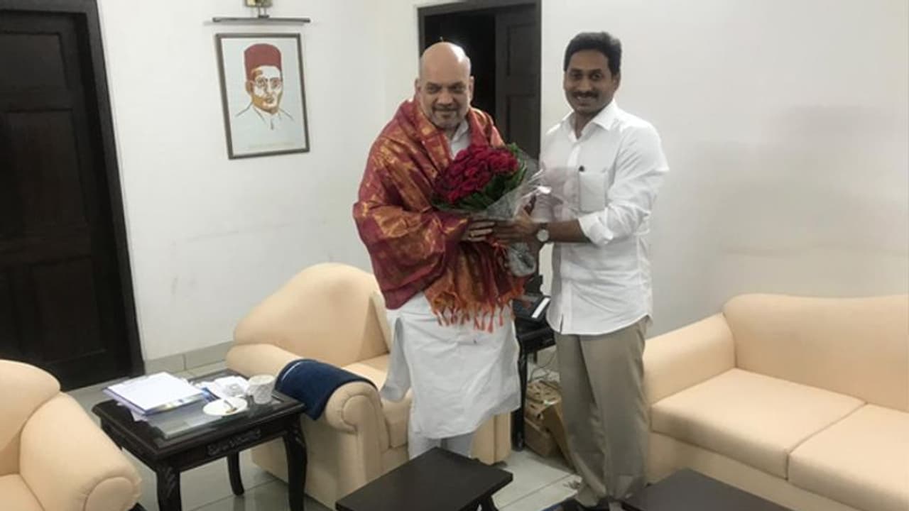 హోంమంత్రి అమిత్ షాతో ఏపీ సీఎం జగన్ భేటీ హోంమంత్రి అమిత్ షాతో ఏపీ సీఎం జగన్ భేటీ