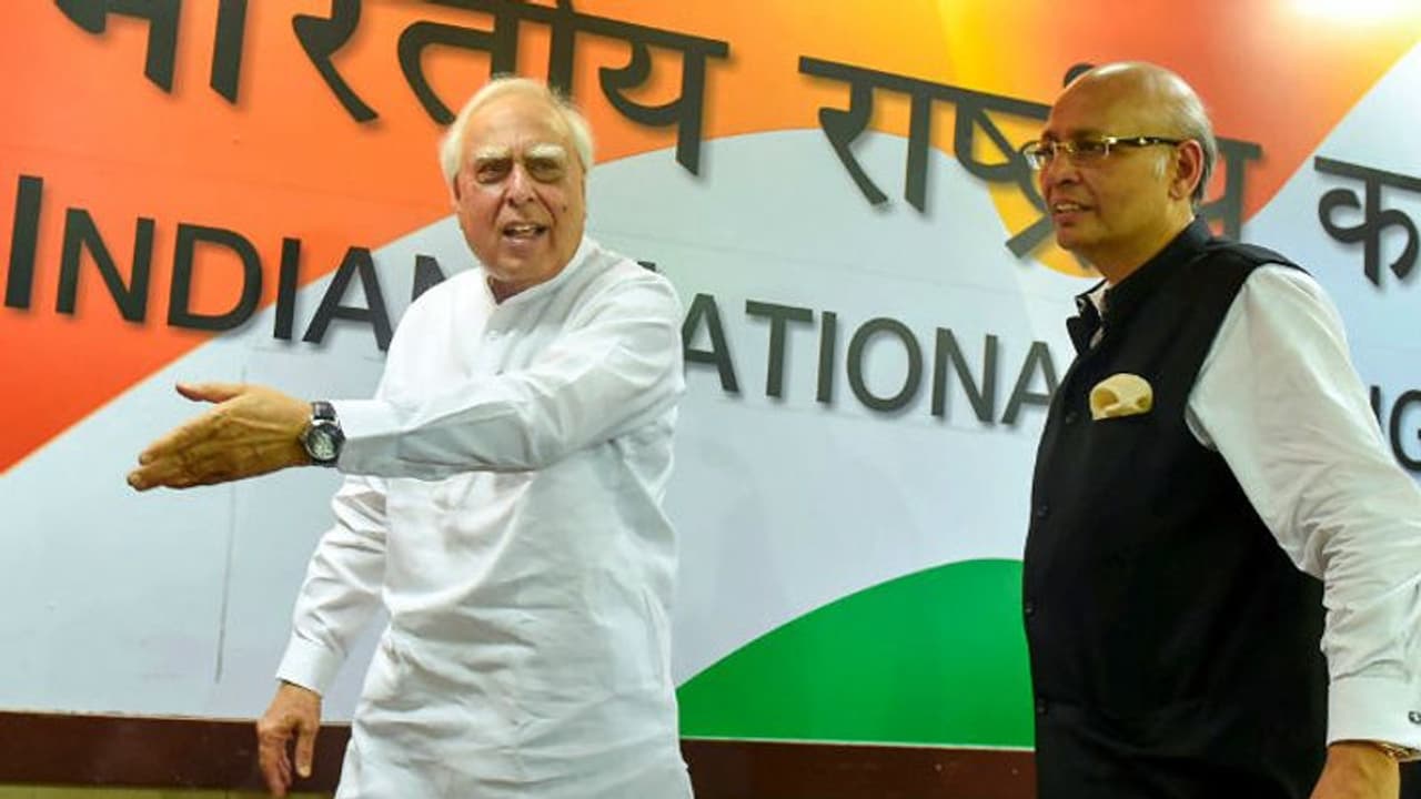 ट्रम्प के सामने कश्मीर पर बयान को लेकर इस कांग्रेसी नेता ने पीएम मोदी की तारीफ की ट्रम्प के सामने कश्मीर पर बयान को लेकर इस कांग्रेसी नेता ने पीएम मोदी की तारीफ की