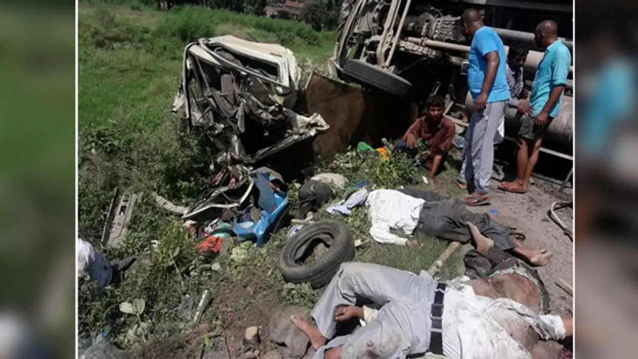मंगल को यूपी में अमंगल, 2 भीषण एक्सीडेंट में 17 लोगों की मौत, रोड पे बिखर गईं लाशें मंगल को यूपी में अमंगल, 2 भीषण एक्सीडेंट में 17 लोगों की मौत, रोड पे बिखर गईं लाशें