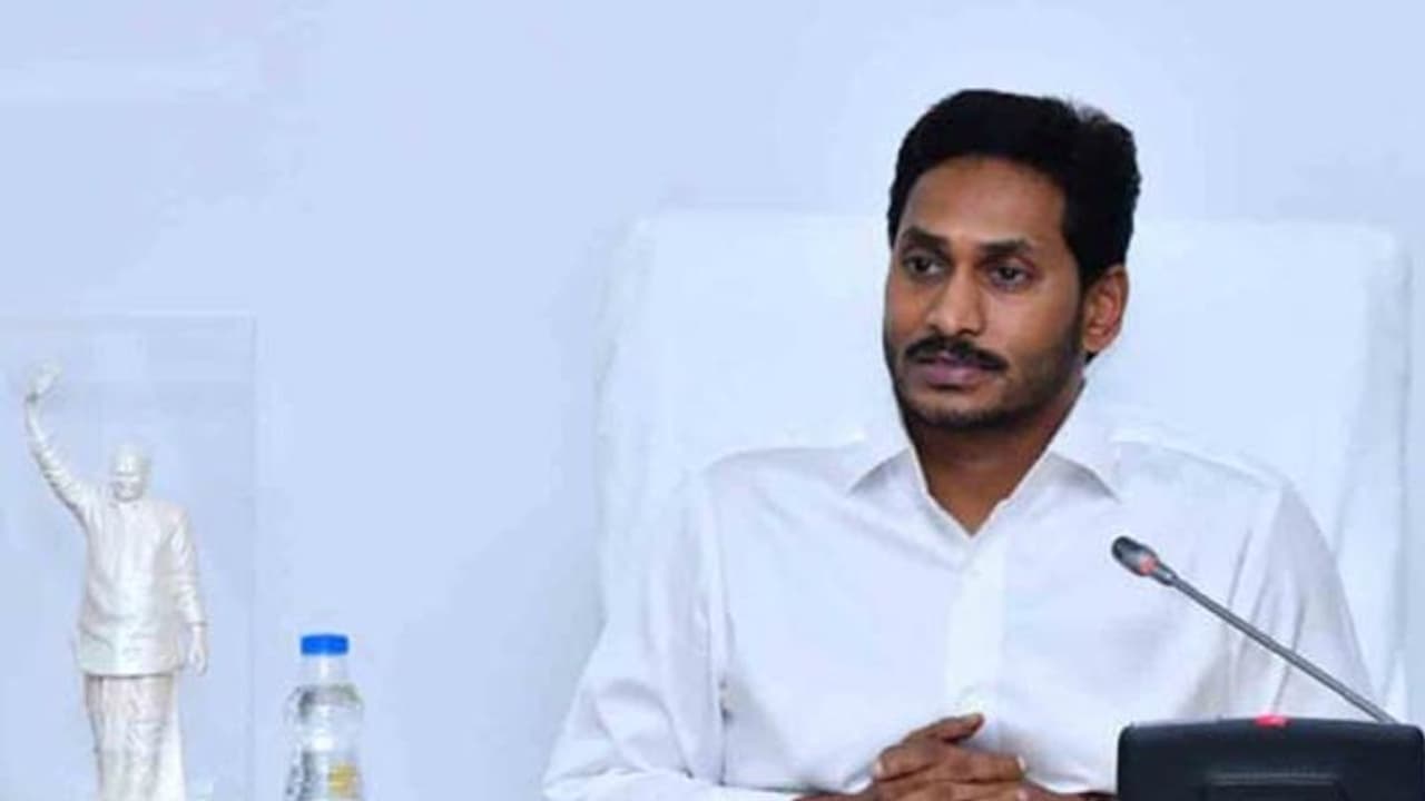 రేపు గ్లోబల్ ఇన్వెస్టర్స్ మీట్: ఢిల్లీకి బయలుదేరిన సీఎం జగన్ రేపు గ్లోబల్ ఇన్వెస్టర్స్ మీట్: ఢిల్లీకి బయలుదేరిన సీఎం జగన్