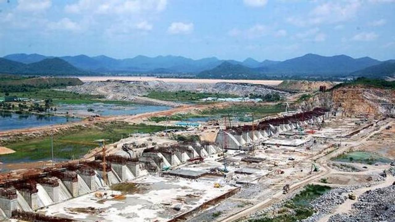 పోలవరంపై మళ్లీ రగడ : కేంద్రం పీటముడి.. చంద్రబాబుపై వైసీపీ విమర్శలు పోలవరంపై మళ్లీ రగడ : కేంద్రం పీటముడి.. చంద్రబాబుపై వైసీపీ విమర్శలు