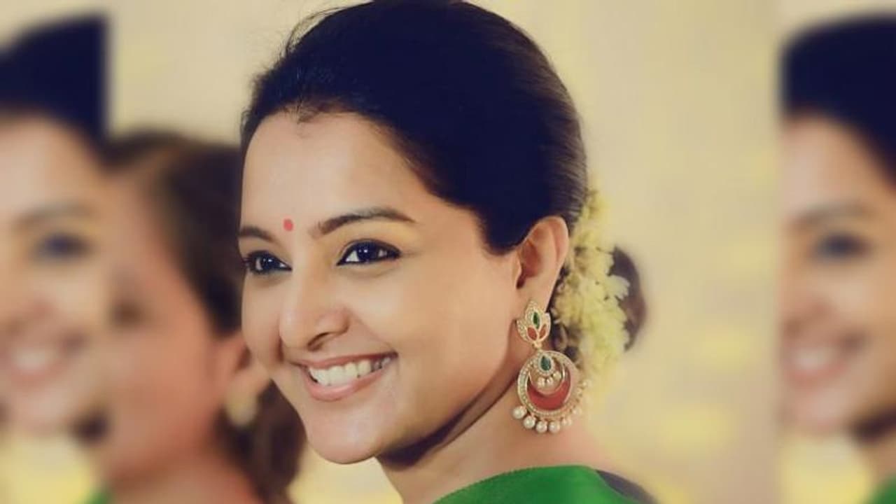 മഞ്ജുവാര്യരുടെ സിനിമാ ഷൂട്ടിംഗ് കണ്ട് മതിമറന്ന മകന് അമ്മയെ മറന്നു; രക്ഷകരായി പൊലീസ് മഞ്ജുവാര്യരുടെ സിനിമാ ഷൂട്ടിംഗ് കണ്ട് മതിമറന്ന മകന് അമ്മയെ മറന്നു; രക്ഷകരായി പൊലീസ്