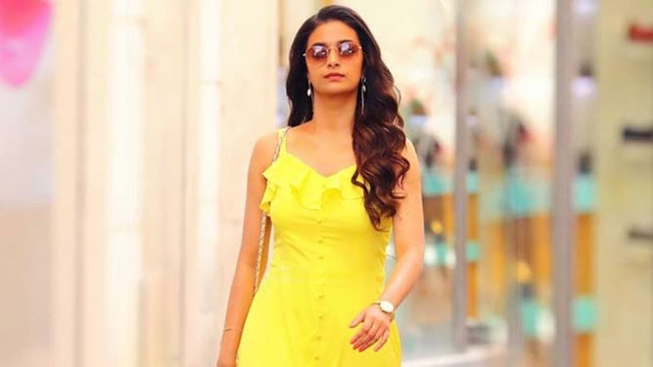 'மிஸ் இந்தியாவில்' அழகு மெருகேறி, மாடர்ன் பெண்ணாக மயக்கும் கீர்த்தி சுரேஷ்! டீசர் இதோ.. 'மிஸ் இந்தியாவில்' அழகு மெருகேறி, மாடர்ன் பெண்ணாக மயக்கும் கீர்த்தி சுரேஷ்! டீசர் இதோ..