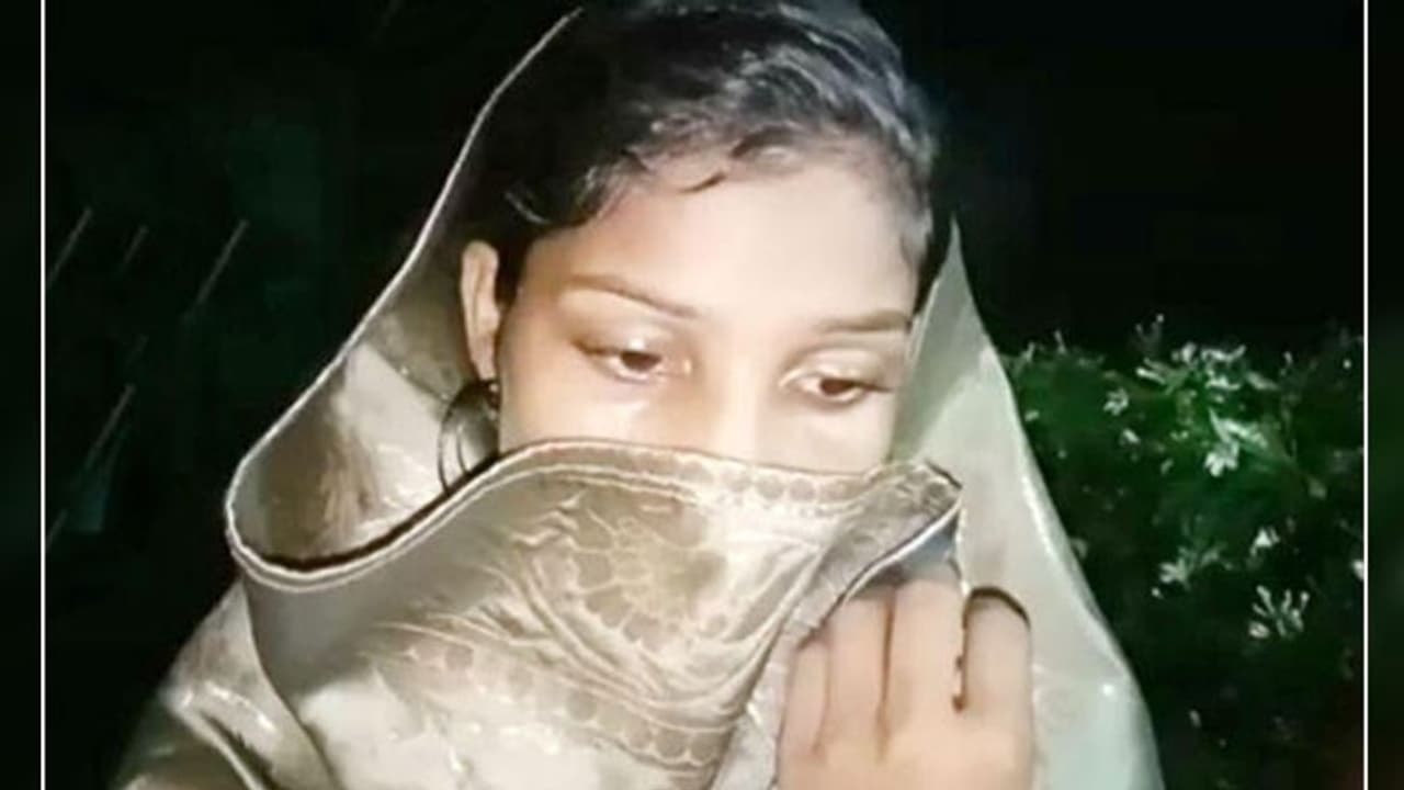 प्रेमी के घर के बाहर धरने पर बैठी प्रेमिका, बोली 'जो वादा किया वो निभाना पड़ेगा' प्रेमी के घर के बाहर धरने पर बैठी प्रेमिका, बोली 'जो वादा किया वो निभाना पड़ेगा'